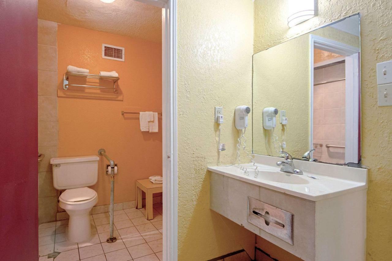 Economy Inn & Suites Denton Luaran gambar
