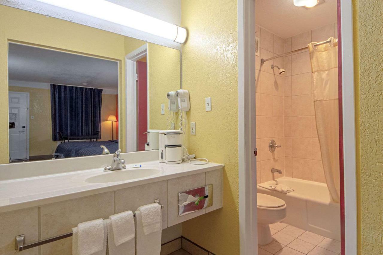 Economy Inn & Suites Denton Luaran gambar